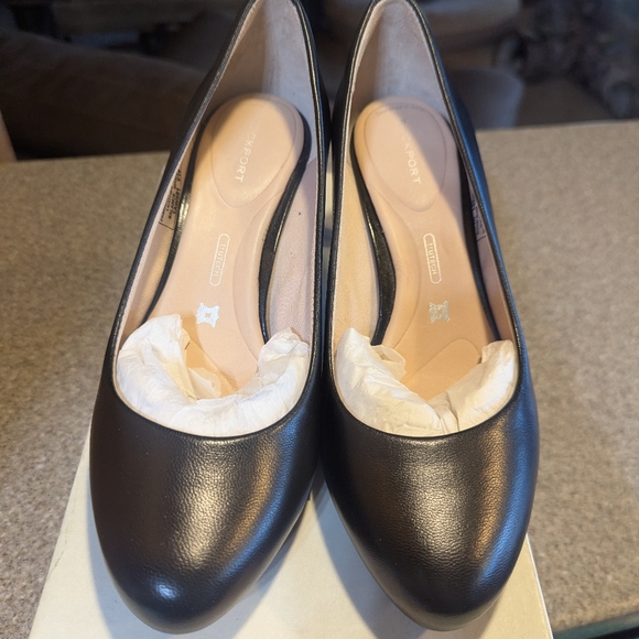 Classic Rockport Black Leather Mid-Heel Pumps - Women's - Picture 2 of 5
